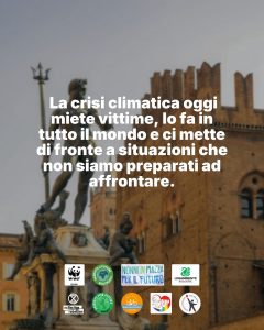 Immagine della campagna Una piazza per il clima con il Nettuno di Bologna e il messaggio sugli impatti della crisi climatica.